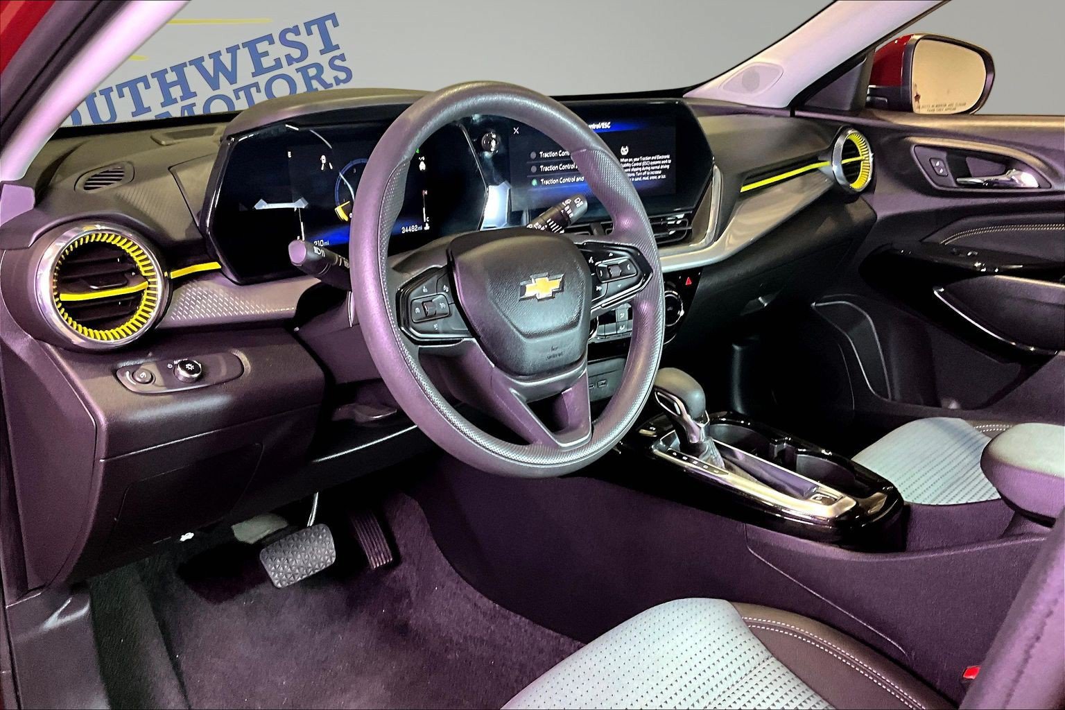 Used 2025 Chevrolet Trax LT FWD image 17