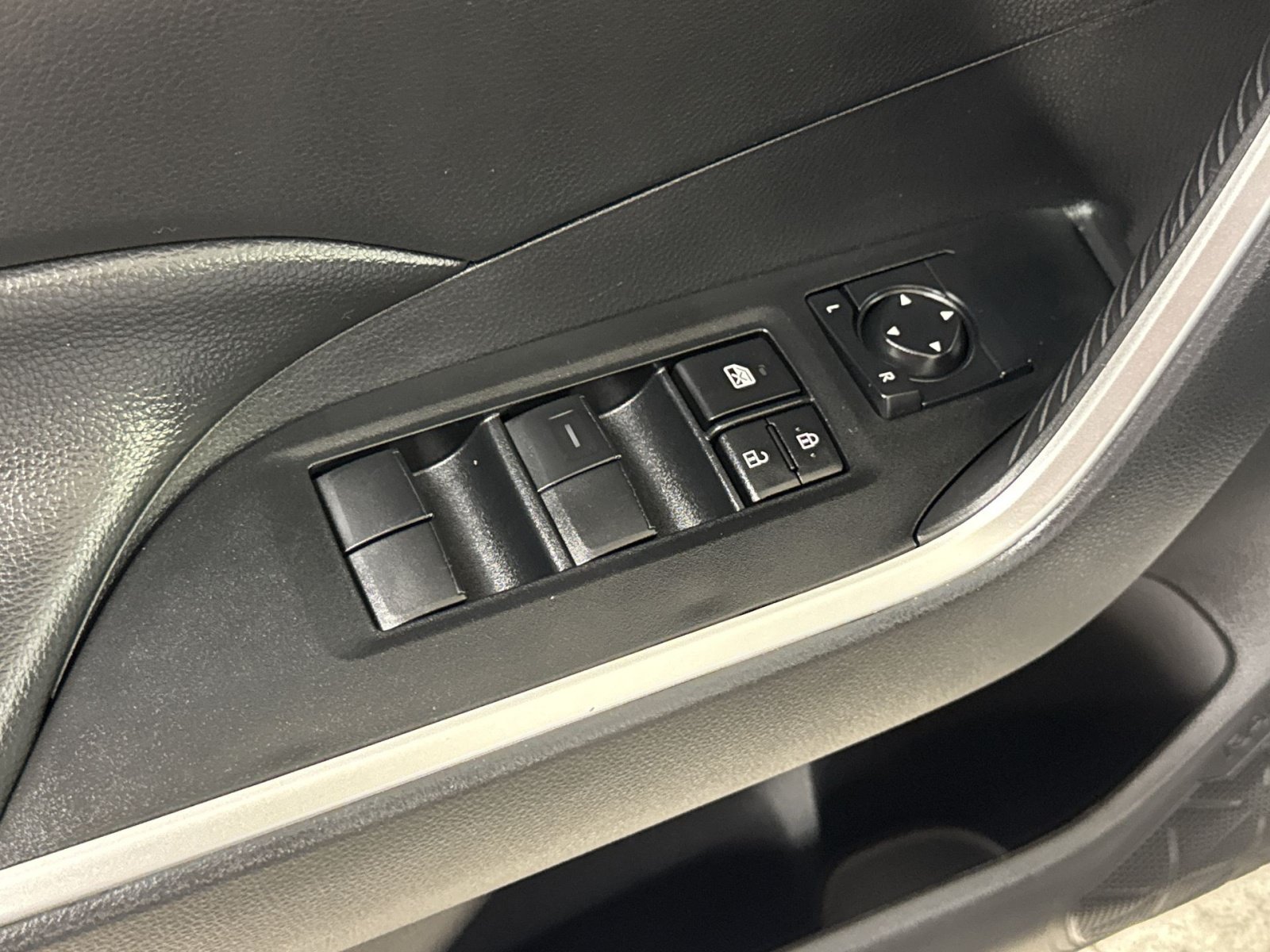Used 2025 Toyota RAV4 LE AWD/4WD image 27