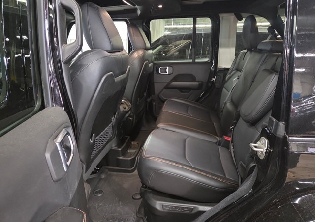 Used 2024 Jeep Wrangler Unlimited Sahara w/ Technology Group AWD/4WD image 8