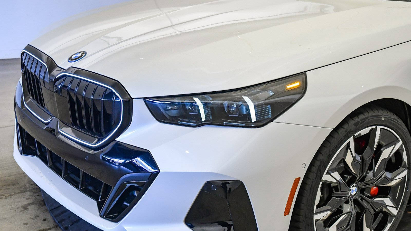 New 2026 BMW 550e xDrive image 9