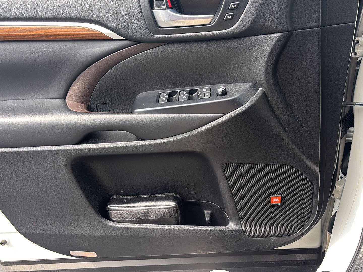 Used 2018 Toyota Highlander FWD V6 image 3