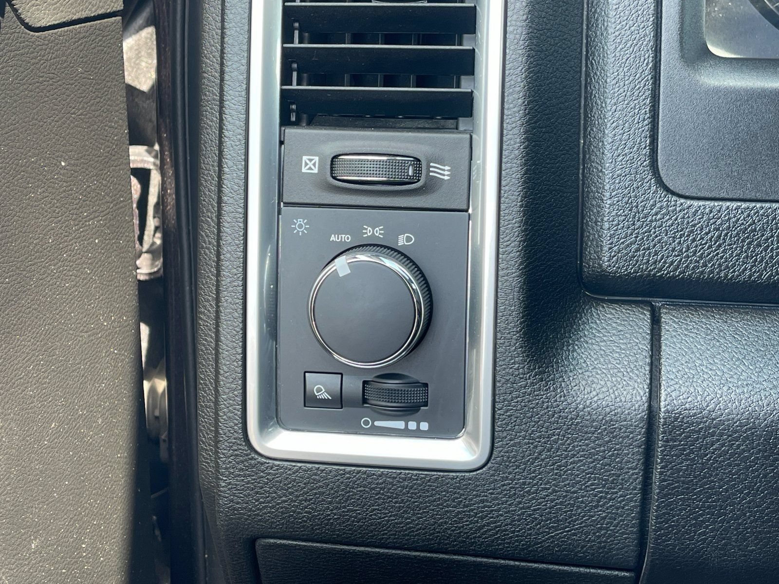 Used 2023 RAM 1500 Classic SLT AWD/4WD image 28