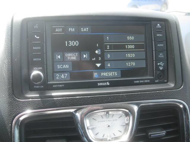 Used 2014 Chrysler Town & Country Touring FWD image 27