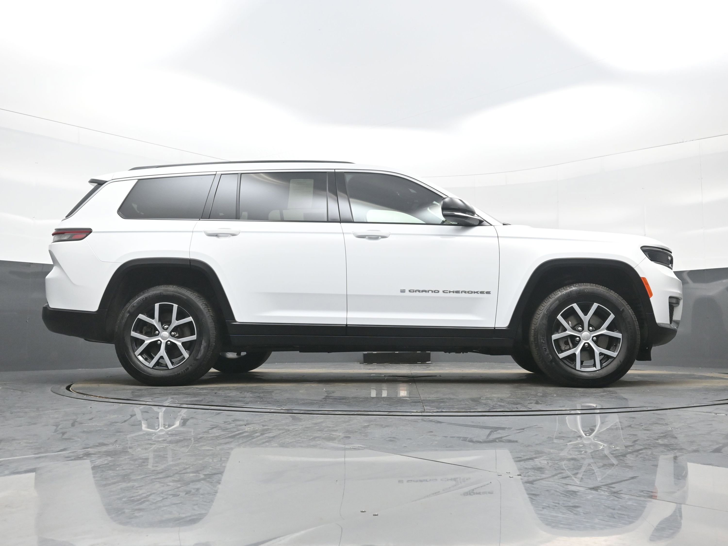 Used 2025 Jeep Grand Cherokee L Limited image 33