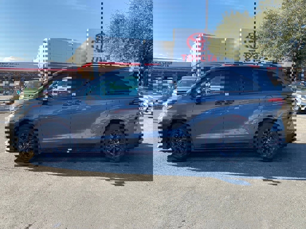 Certified 2025 Toyota Sienna XSE image 8