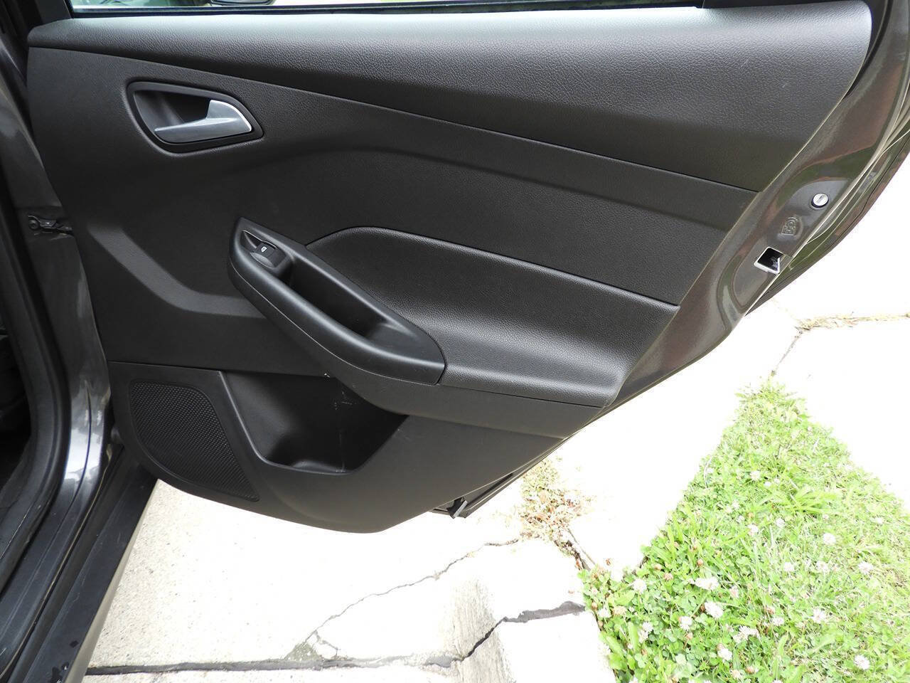 Used 2017 Ford Focus SE FWD image 28