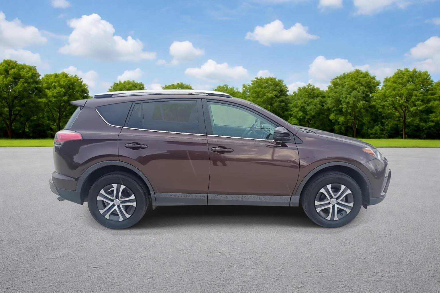 Used 2017 Toyota RAV4 LE FWD image 8