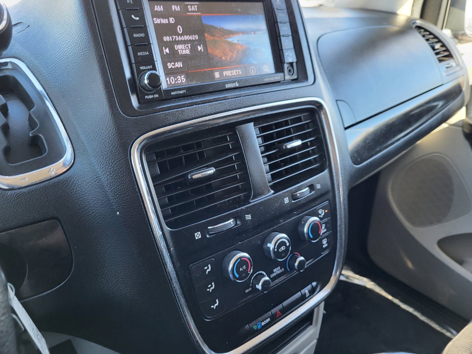 Used 2019 Dodge Grand Caravan SE w/ UConnect Hands-Free Group image 11