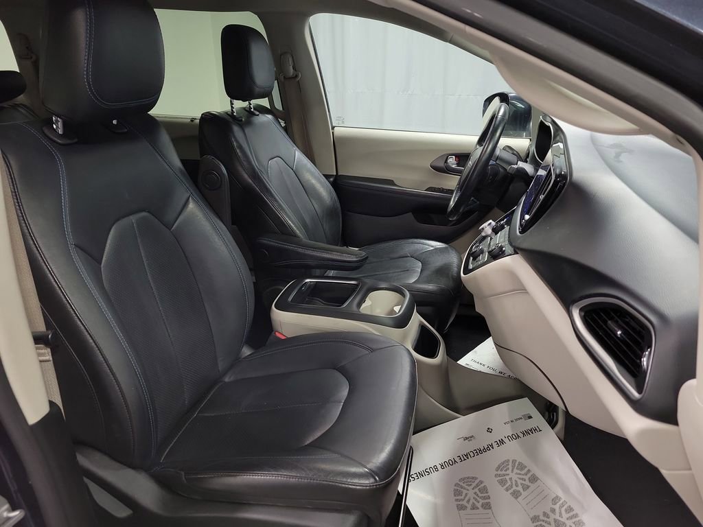 Used 2021 Chrysler Pacifica Touring-L image 27