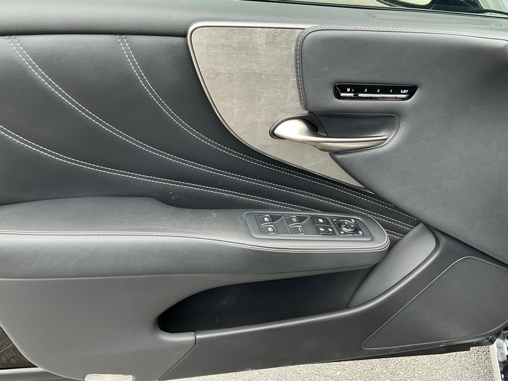 Certified 2023 Lexus LS 500h AWD w/ Luxury Package image 10