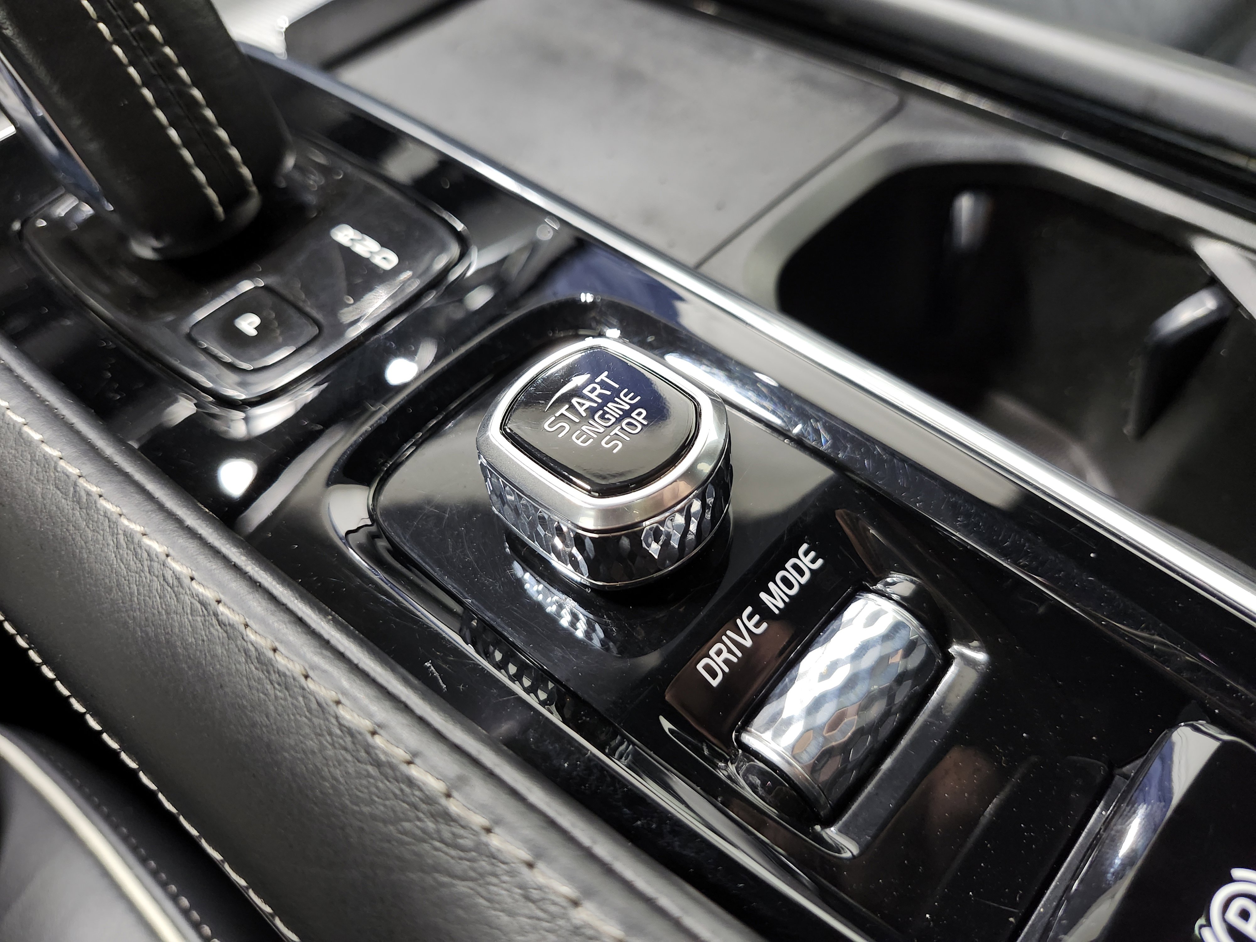 Used 2021 Volvo XC90 T8 R-Design w/ Advanced Package image 39