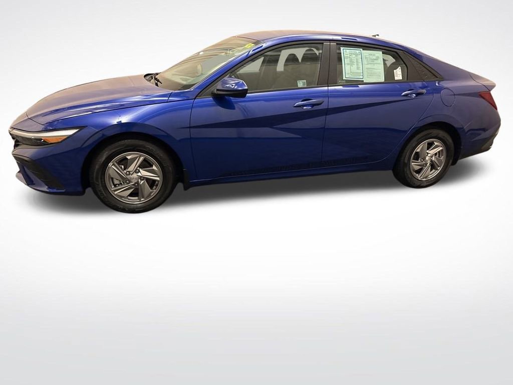 Certified 2025 Hyundai Elantra SE image 9