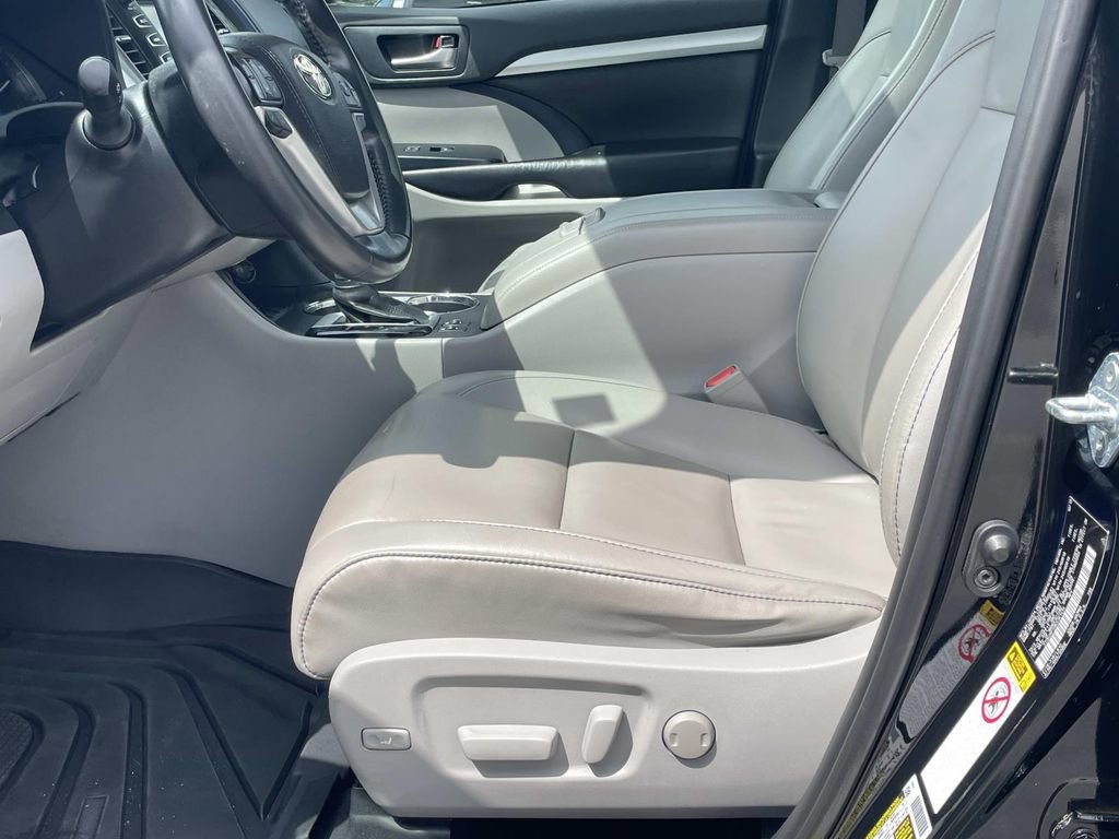 Used 2019 Toyota Highlander XLE FWD image 17