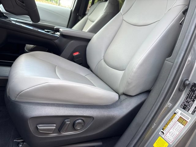 Used 2026 Toyota Sienna XLE FWD image 11