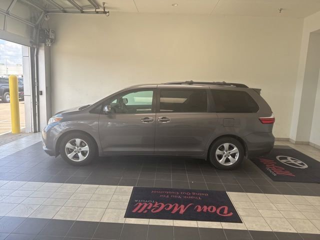 Used 2017 Toyota Sienna LE FWD image 1