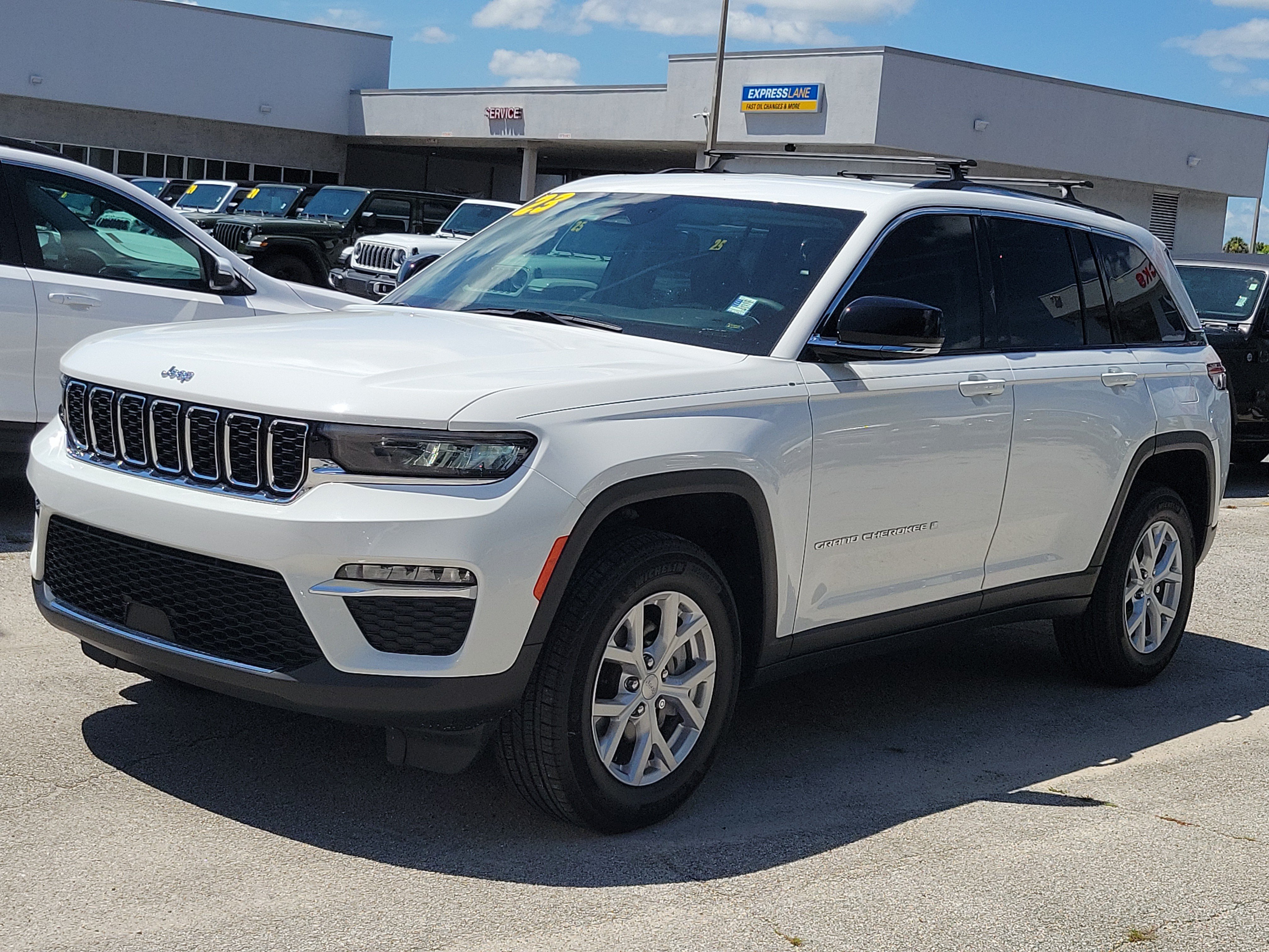Used 2023 Jeep Grand Cherokee Limited AWD/4WD image 2