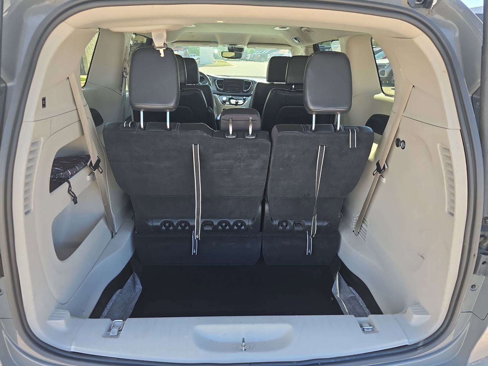 Used 2022 Chrysler Pacifica Touring-L FWD image 14