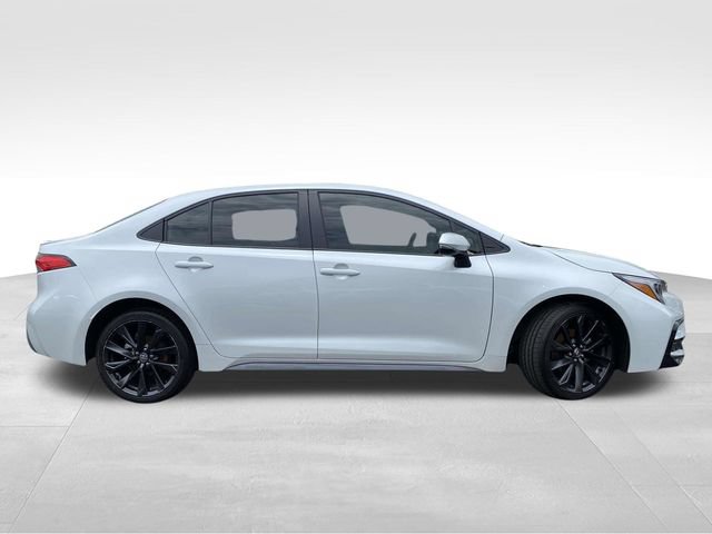 Used 2025 Toyota Corolla SE FWD image 2