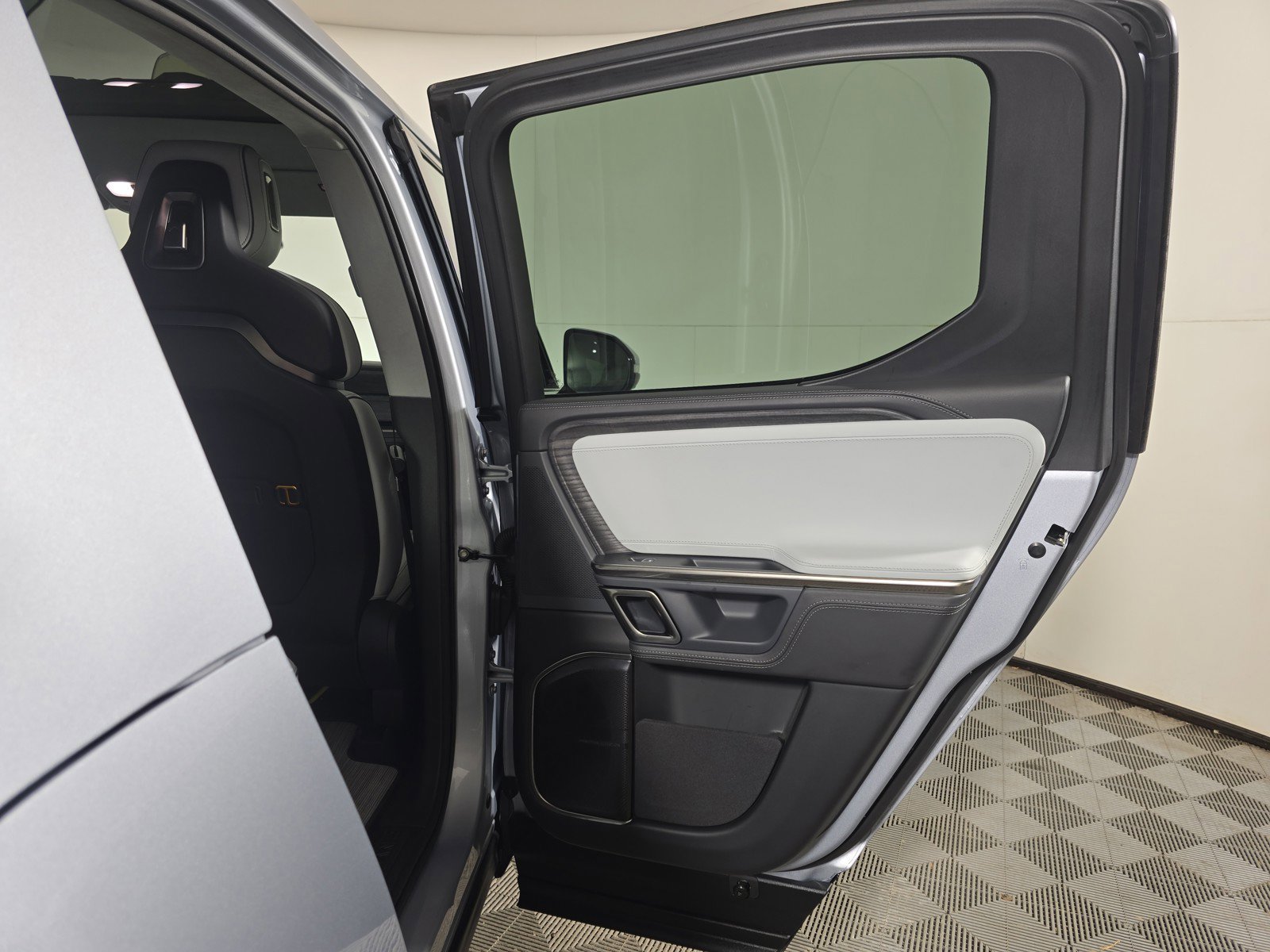 Used 2023 Rivian R1T Launch Edition image 19