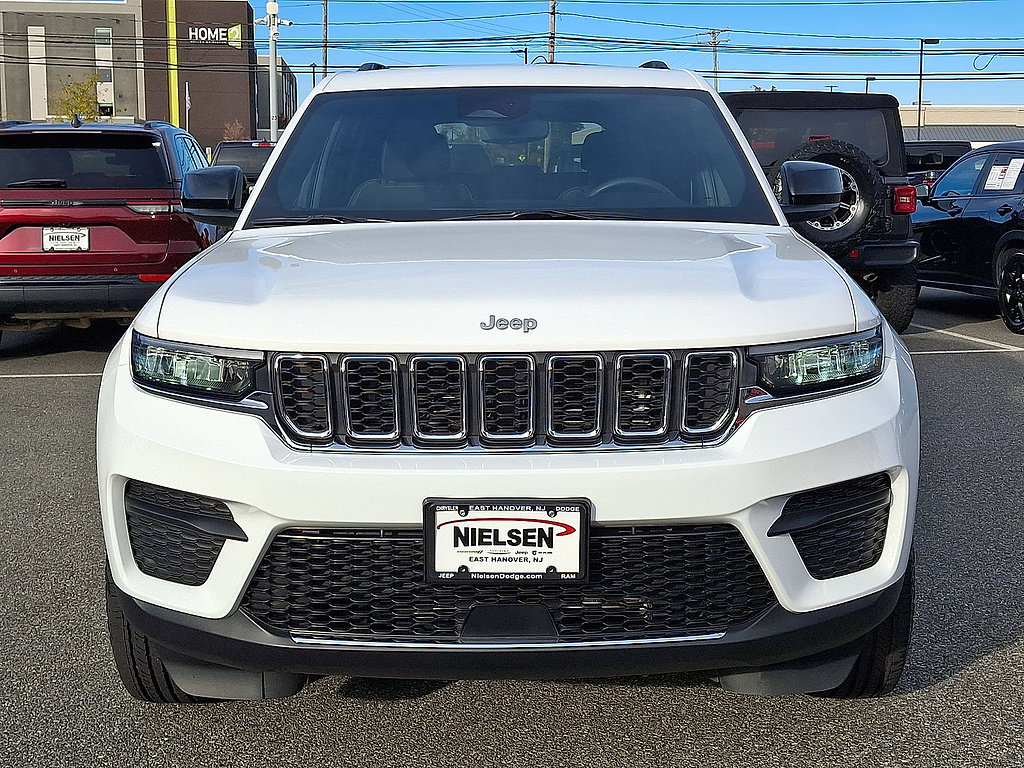 Used 2024 Jeep Grand Cherokee Laredo AWD/4WD image 35