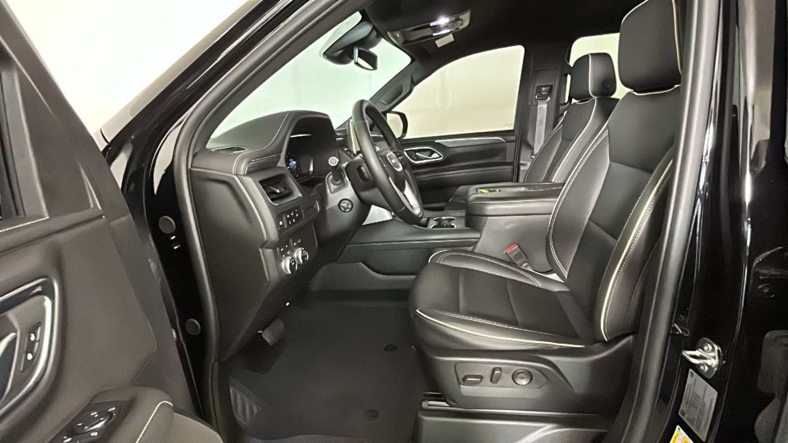 Used 2024 GMC Yukon XL SLT w/ SLT Luxury Package AWD/4WD image 14