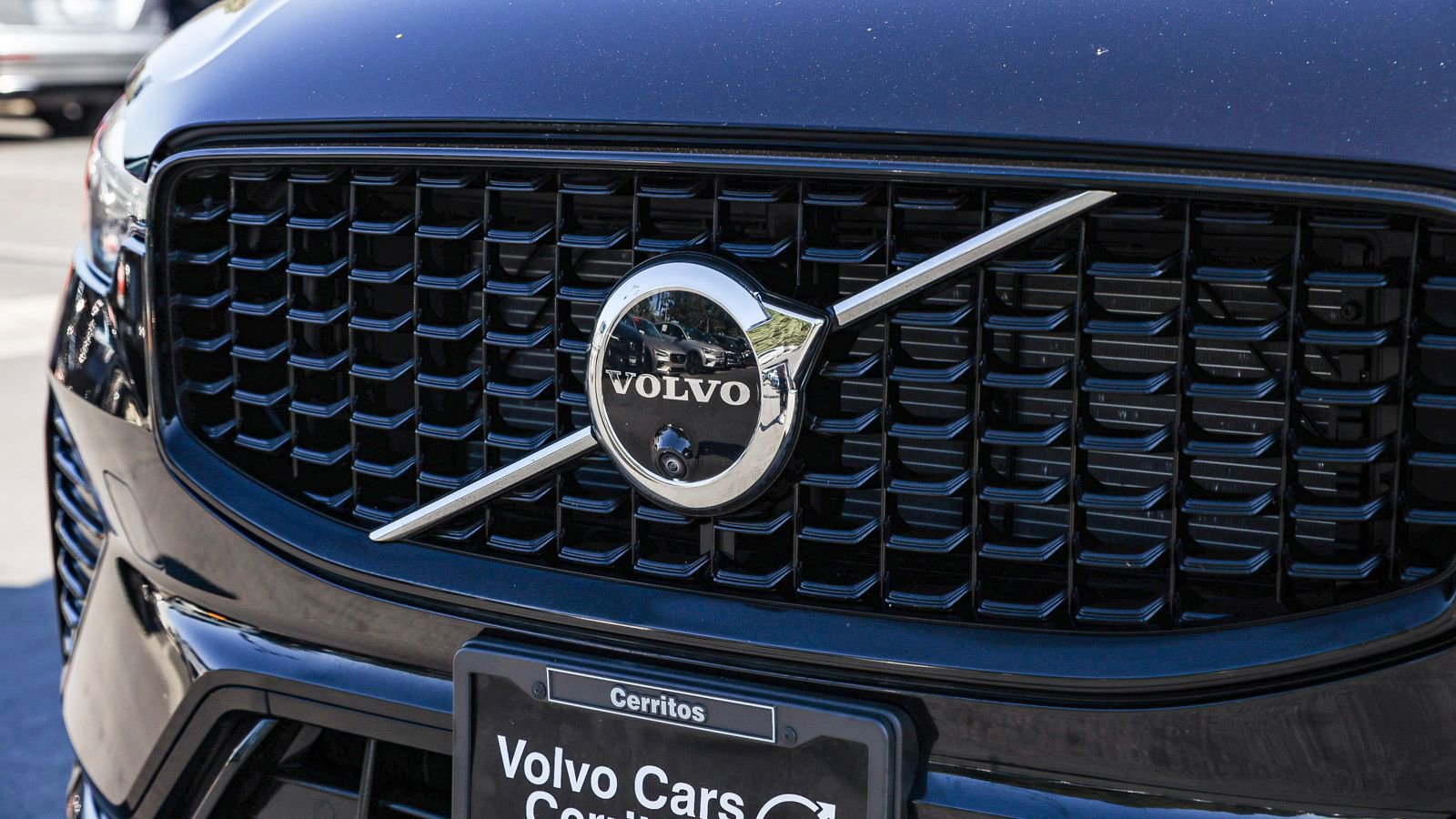 Used 2025 Volvo XC60 B5 Plus image 3