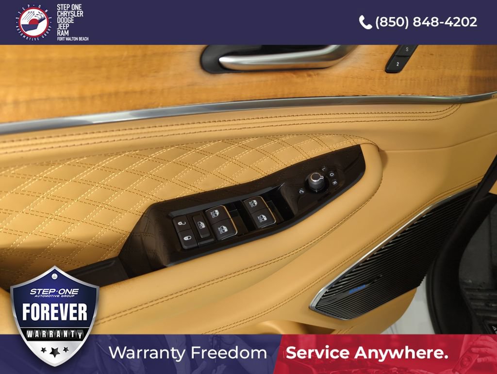 Used 2023 Jeep Grand Cherokee Summit AWD/4WD image 18