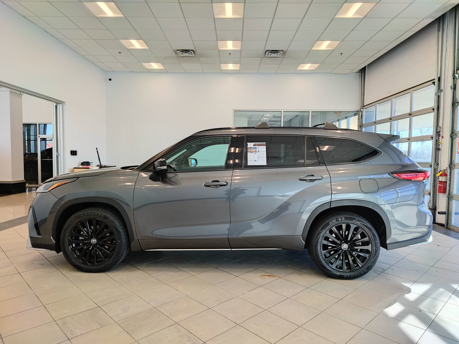 Used 2023 Toyota Highlander XSE image 6