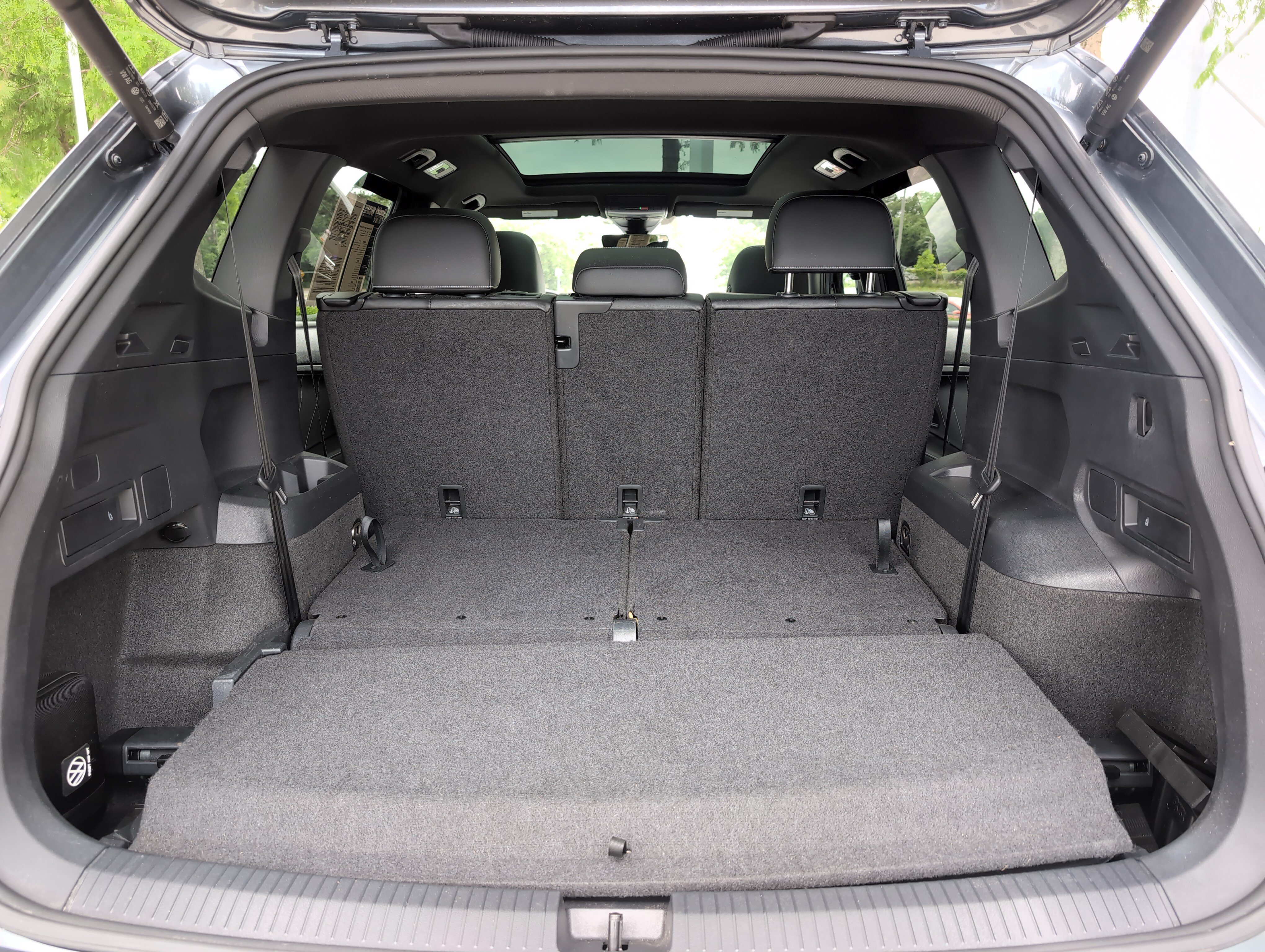 Used 2024 Volkswagen Tiguan SE R-Line FWD image 31
