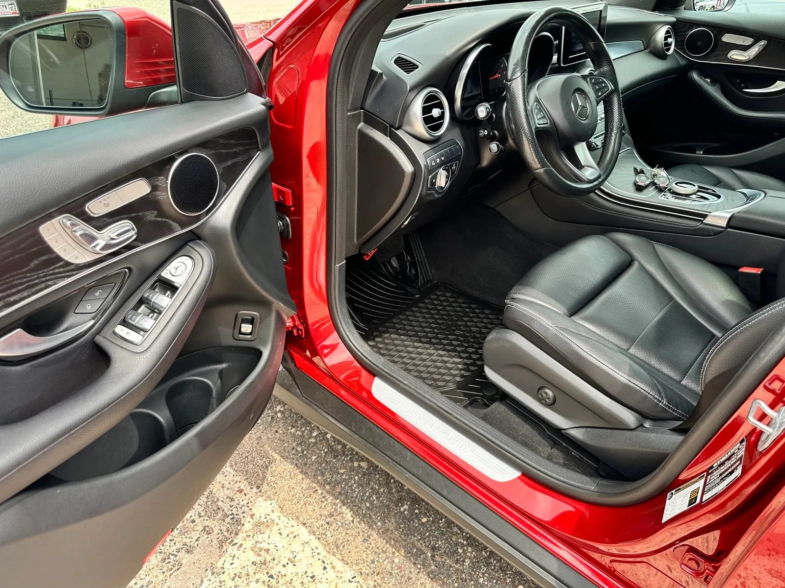 Used 2018 Mercedes-Benz GLC 300 4MATIC w/ Premium Package image 9