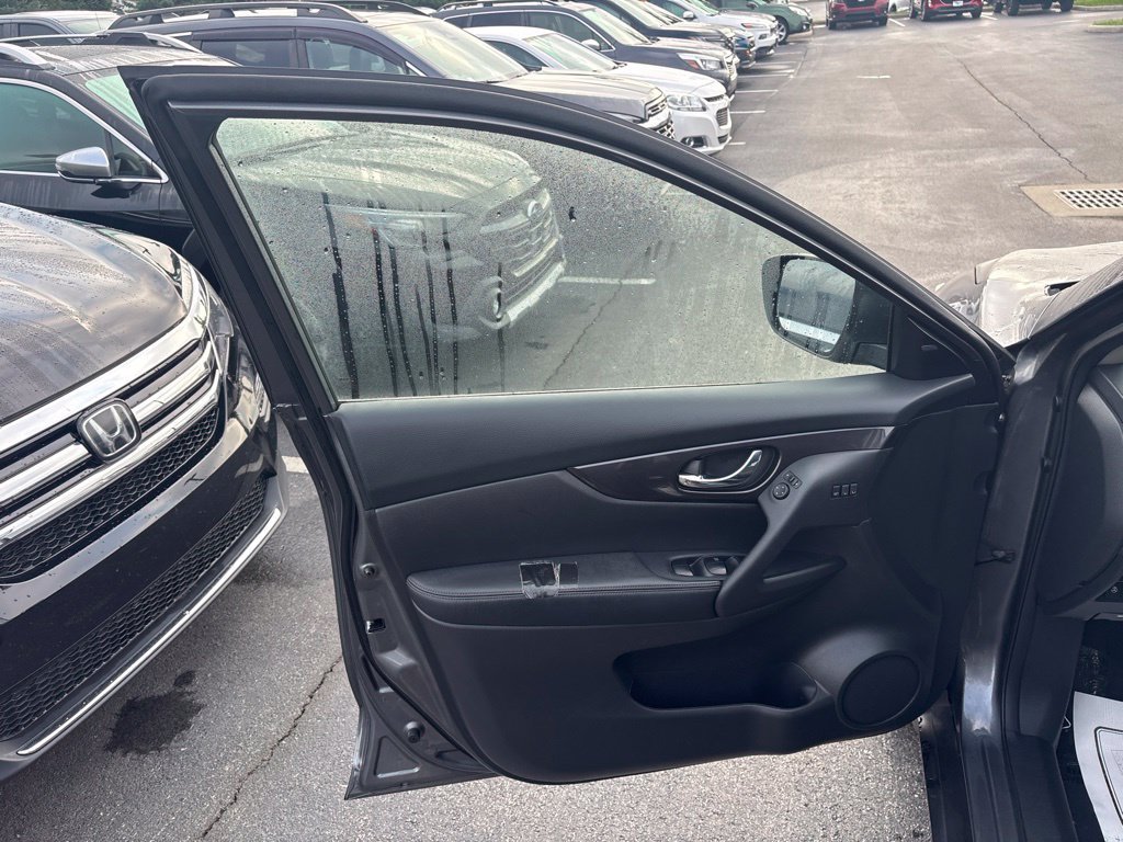 Used 2018 Nissan Rogue SV w/ Premium Package AWD/4WD image 16
