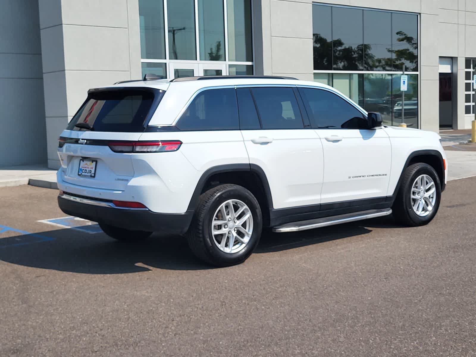 Used 2024 Jeep Grand Cherokee Laredo X AWD/4WD image 5