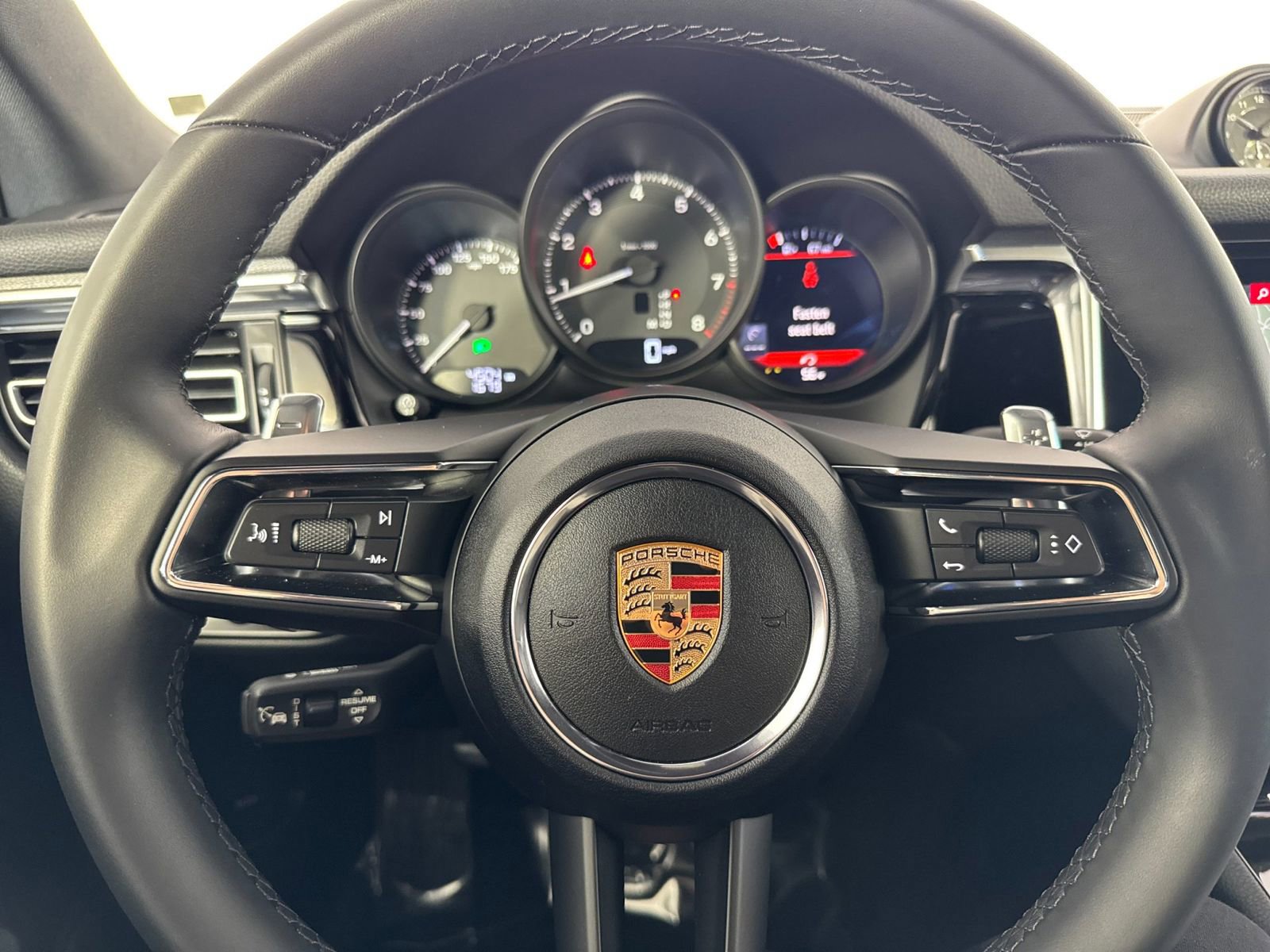 Certified 2025 Porsche Macan image 28