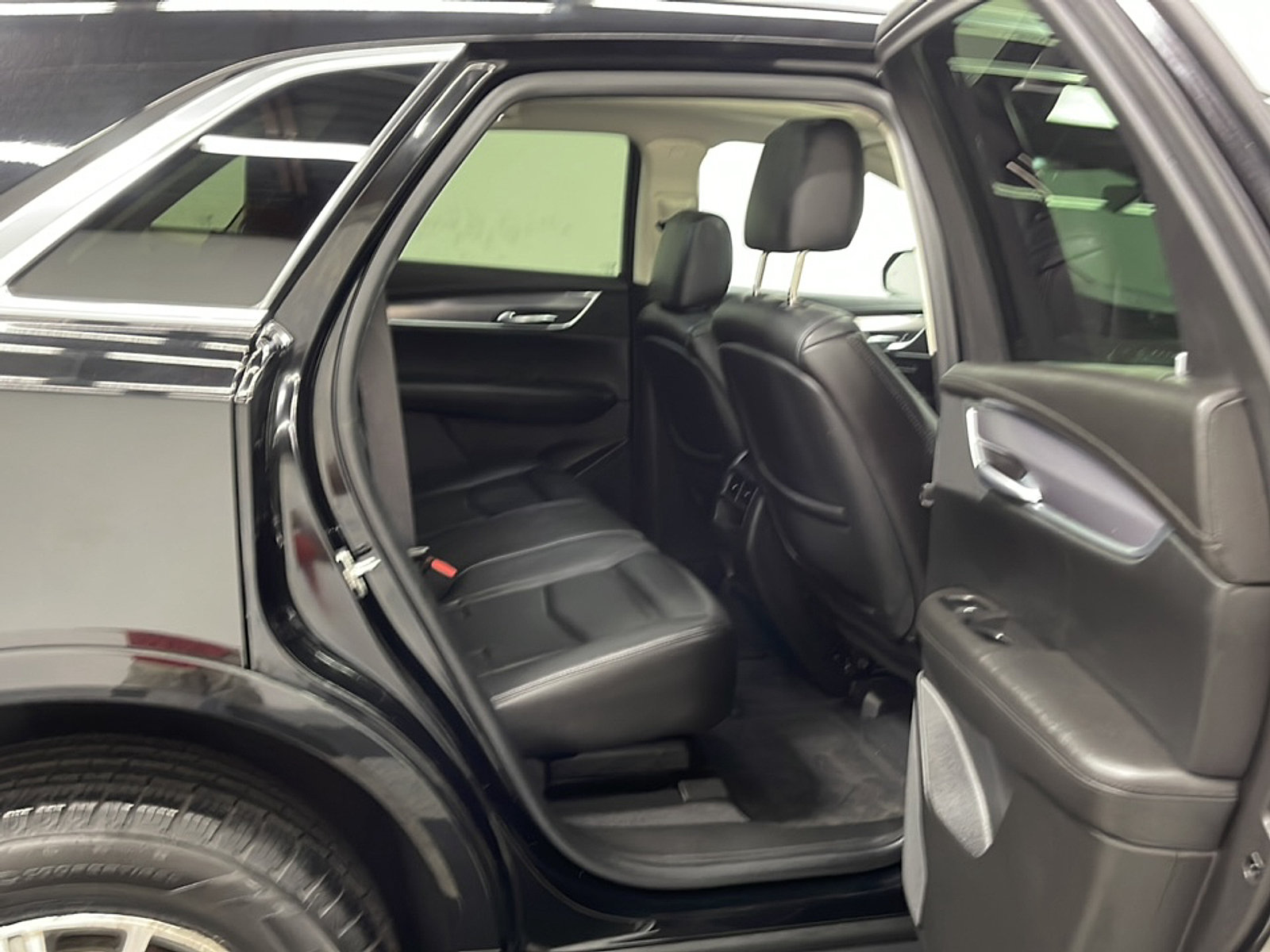 Used 2018 Cadillac XT5 Luxury w/ Driver Awareness Package FWD image 19
