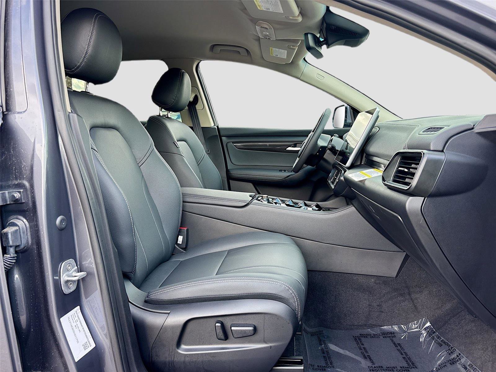 New 2025 VinFast VF 8 Eco image 28