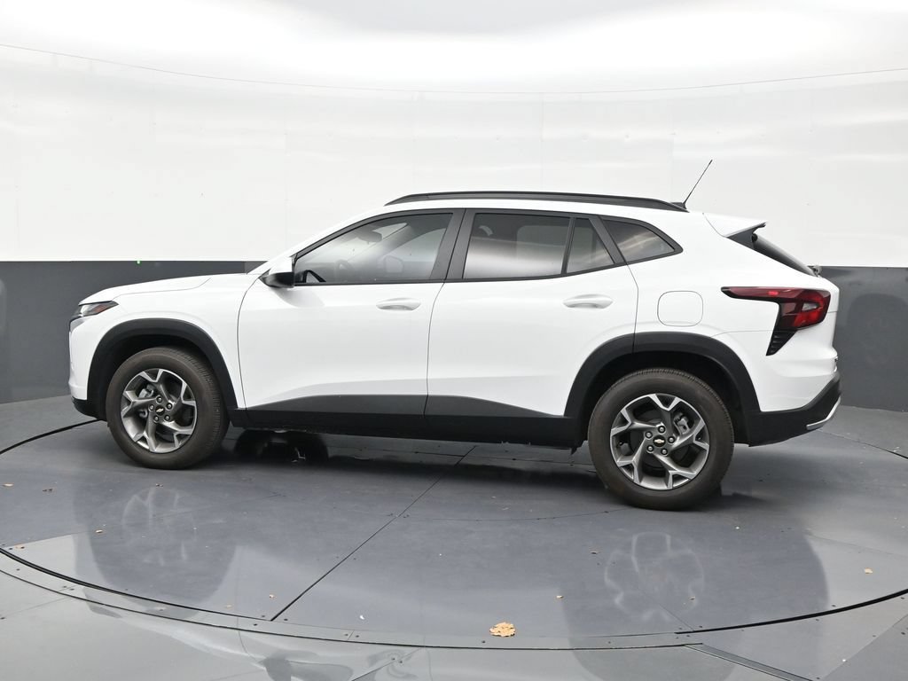 Used 2026 Chevrolet Trax LT FWD image 2