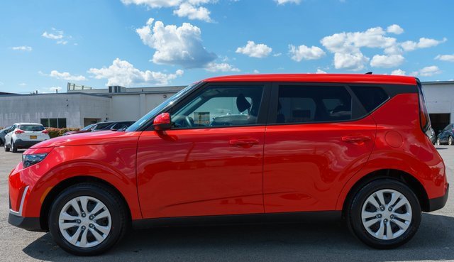 Used 2023 Kia Soul LX image 9