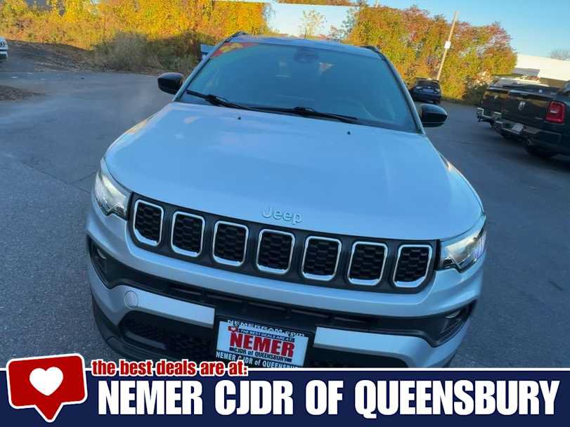 Used 2024 Jeep Compass Latitude AWD/4WD image 3