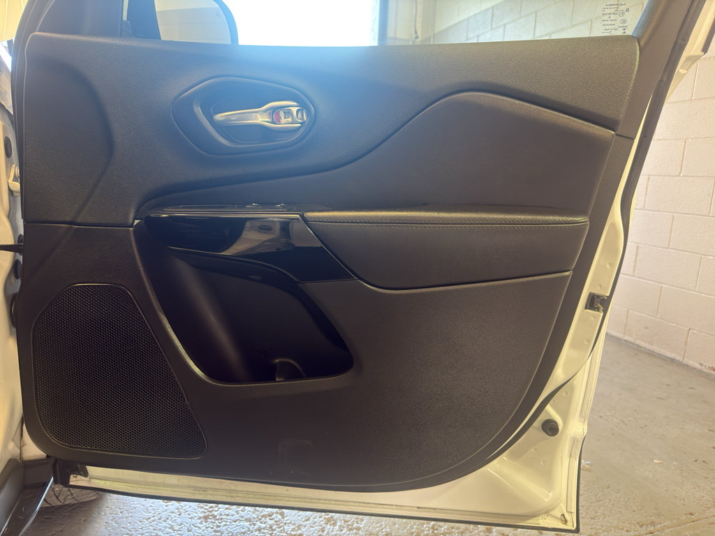 Used 2020 Jeep Cherokee Latitude Plus AWD/4WD image 22