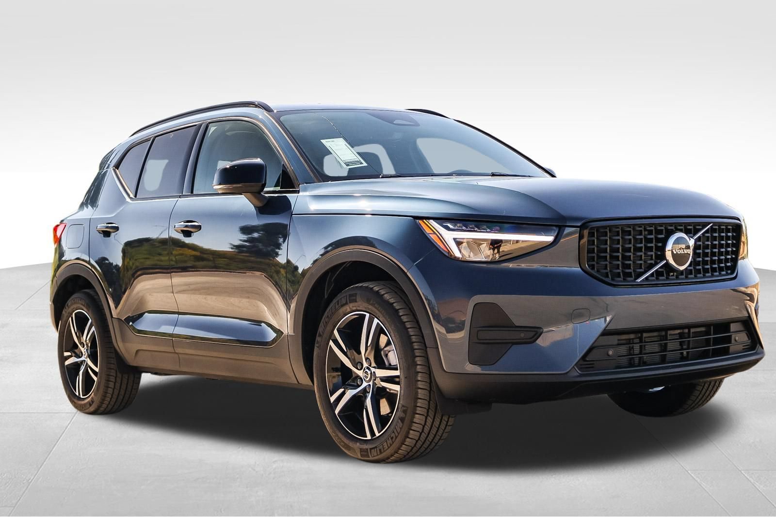 Used 2026 Volvo XC40 B5 Core AWD/4WD image 3