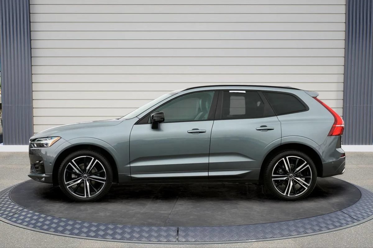Used 2020 Volvo XC60 T5 R-Design w/ Protection Package Premier AWD/4WD image 4