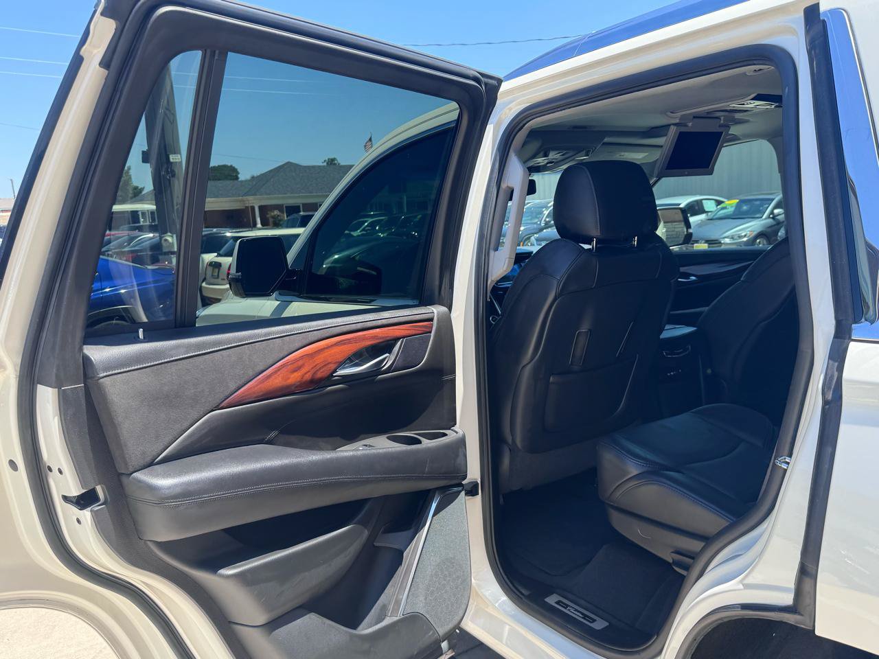 Used 2015 Cadillac Escalade Premium RWD image 44