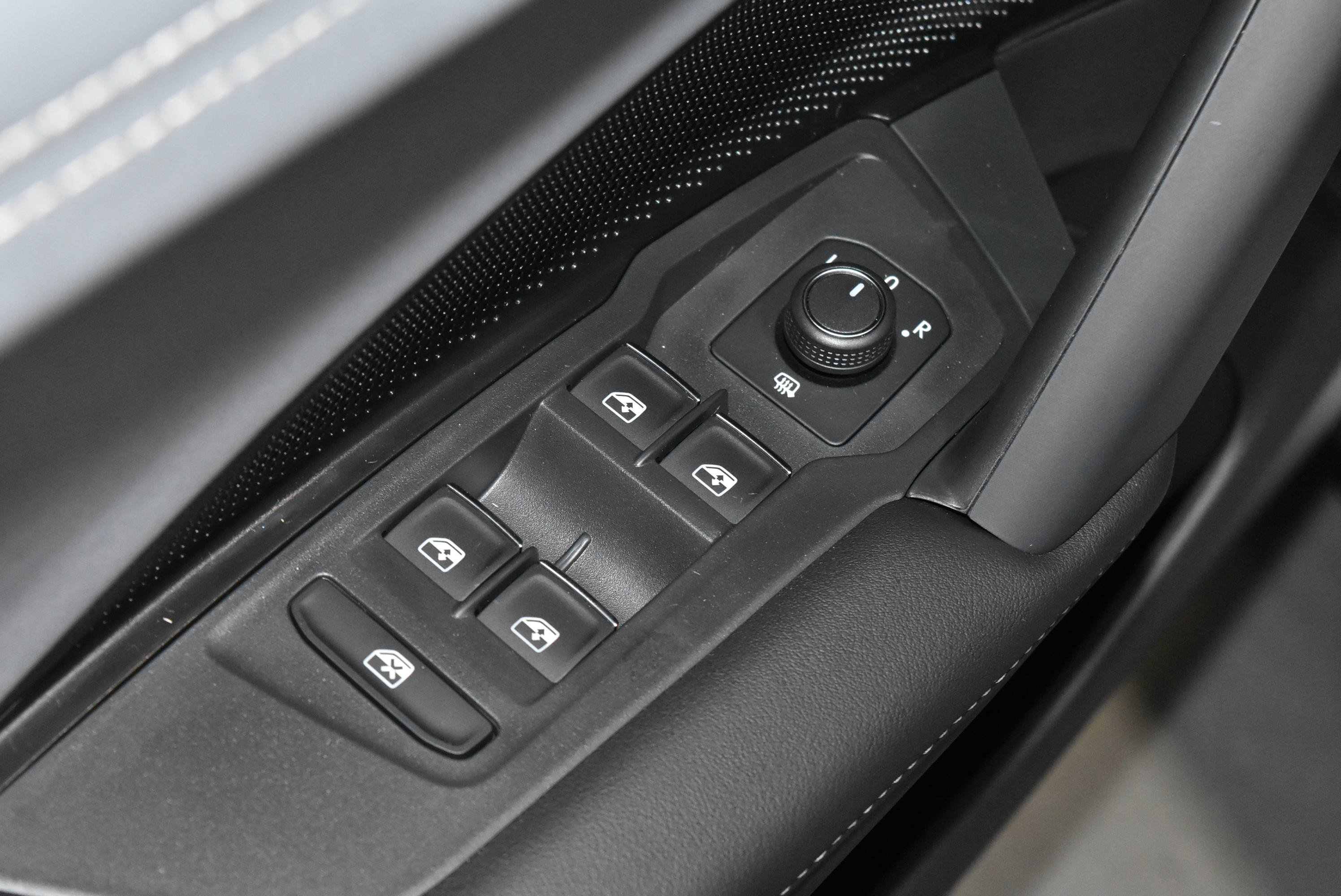 New 2026 Volkswagen Tiguan SE R-Line AWD/4WD image 4