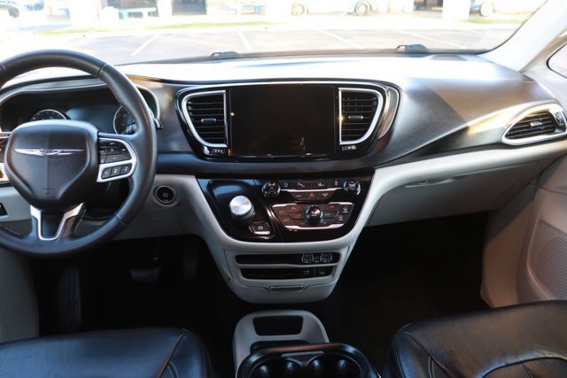 Used 2022 Chrysler Pacifica Touring-L image 14