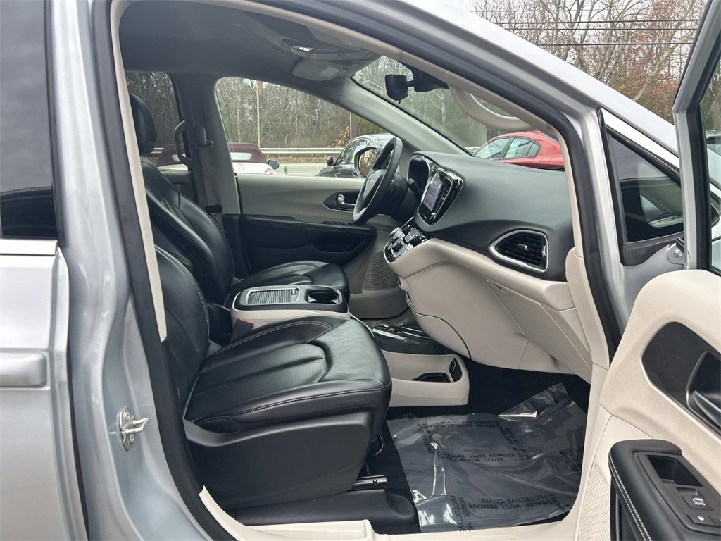 Used 2023 Chrysler Pacifica Touring-L image 17