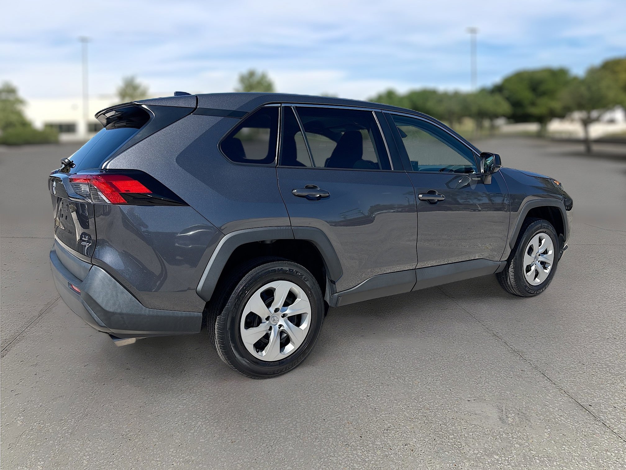 Used 2022 Toyota RAV4 LE image 7