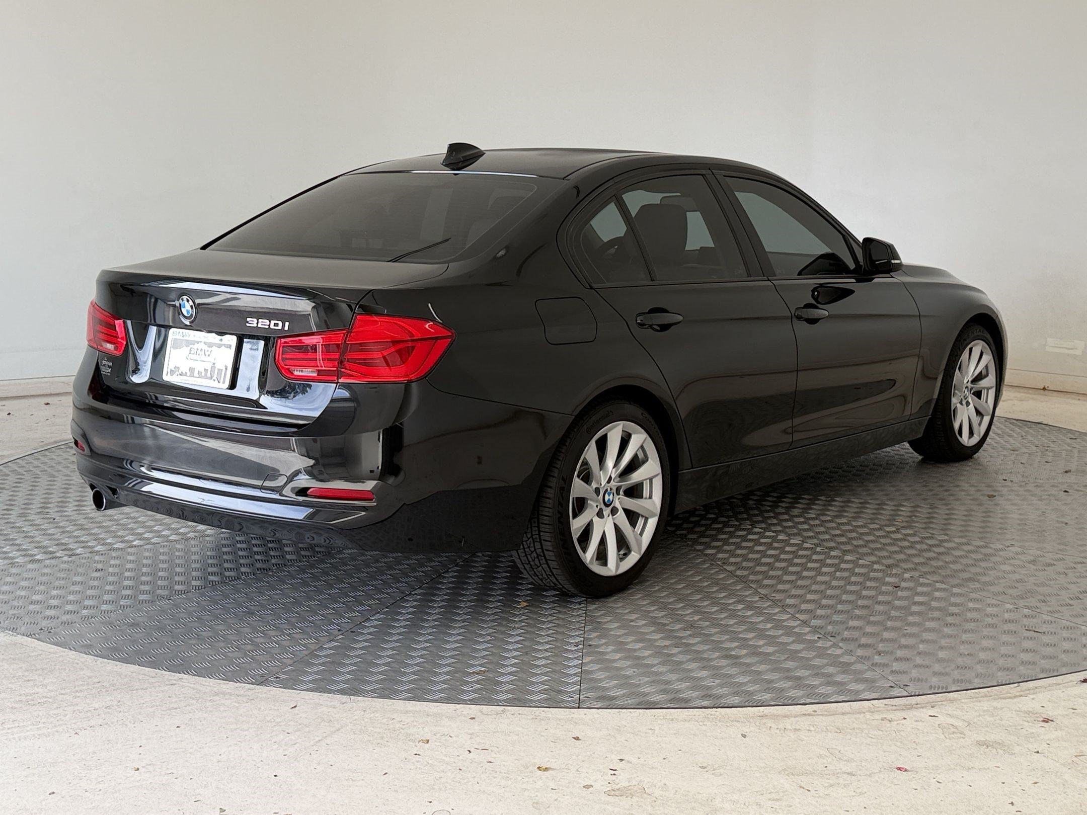 Used 2018 BMW 320i Sedan RWD image 9