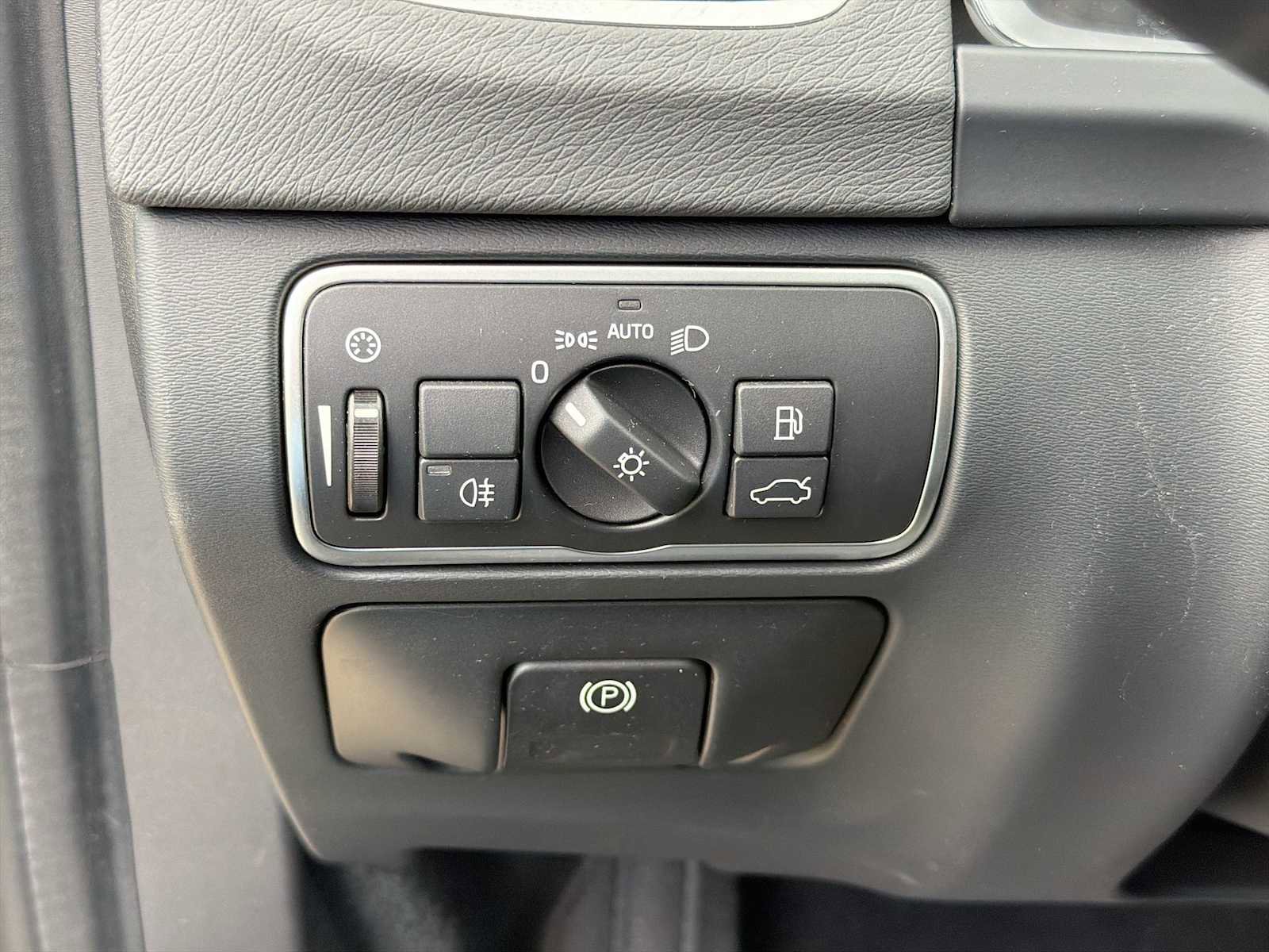 Used 2017 Volvo V60 T6 R-Design Platinum w/ Climate Package AWD/4WD image 32