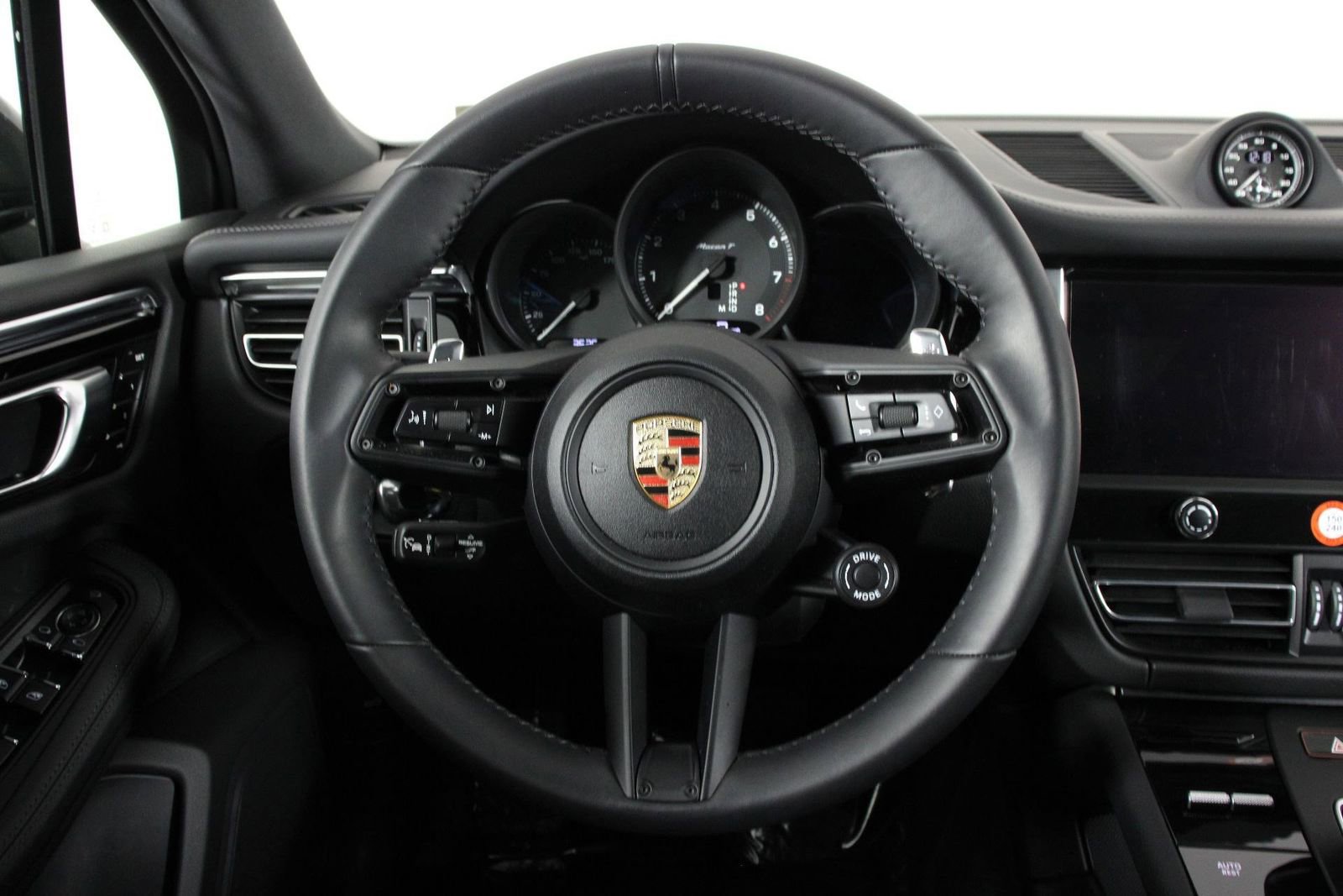 Certified 2025 Porsche Macan Turbo image 12