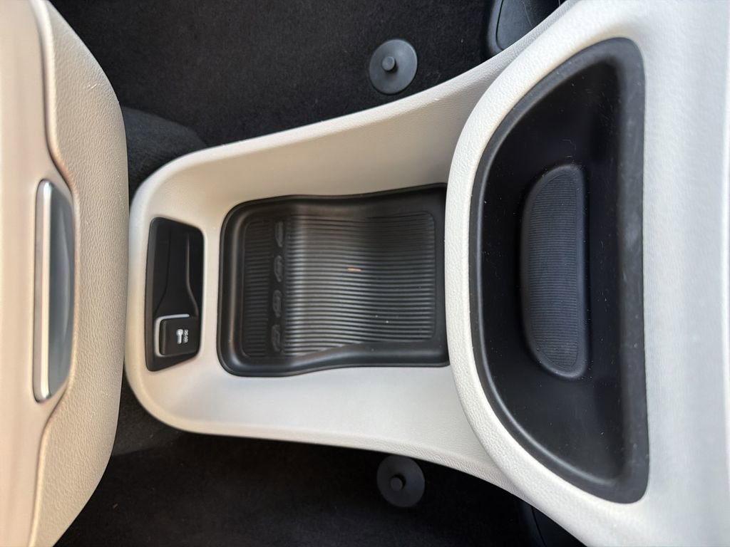 Used 2024 Chrysler Pacifica Touring-L FWD image 75